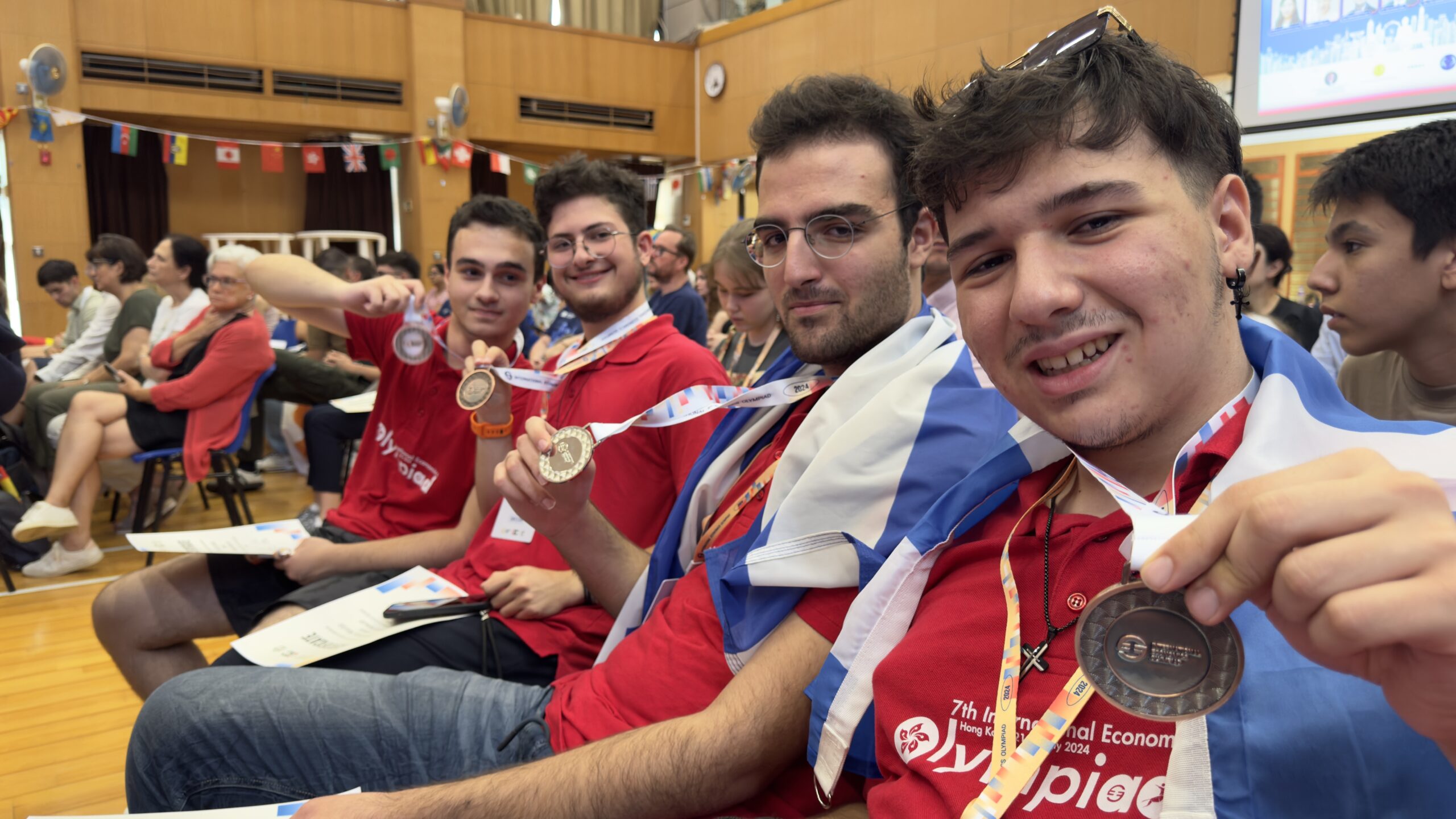 Οι τέσσερις Έλληνες μαθητές μεταλλιούχοι της Διεθνούς Ολυμπιάδας Οικονομικών 2024 που διεξήχθη στο Χονγκ Κονγκ. (από αριστερά) Χρήστος Λούκας, Θεοδωρος Μουρλάς, Άγγελος Δεμπόνος, Παναγιώτης Μπουλούτας