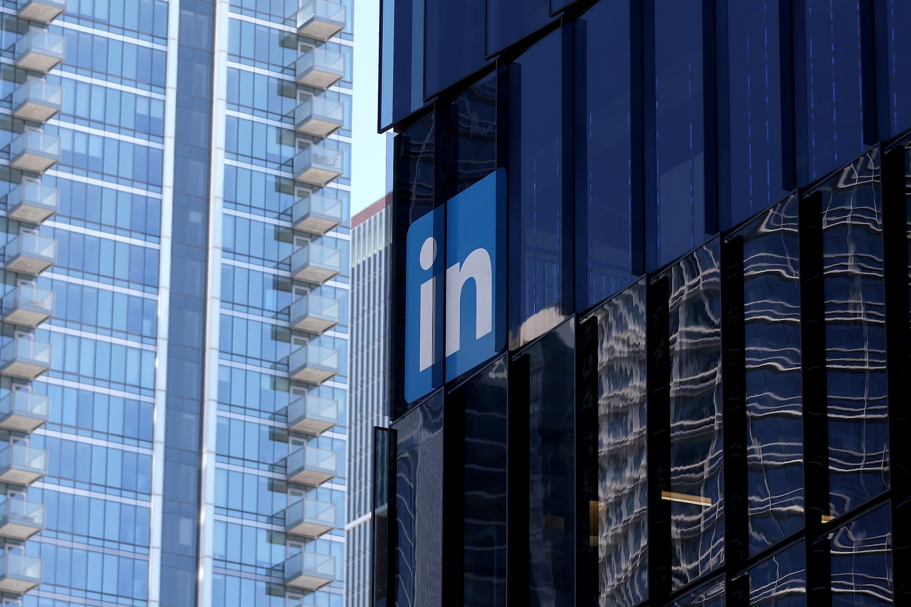 Ο παράδοξος ρόλος του LinkedIn στον αγώνα δρόμου για την ΑΙ