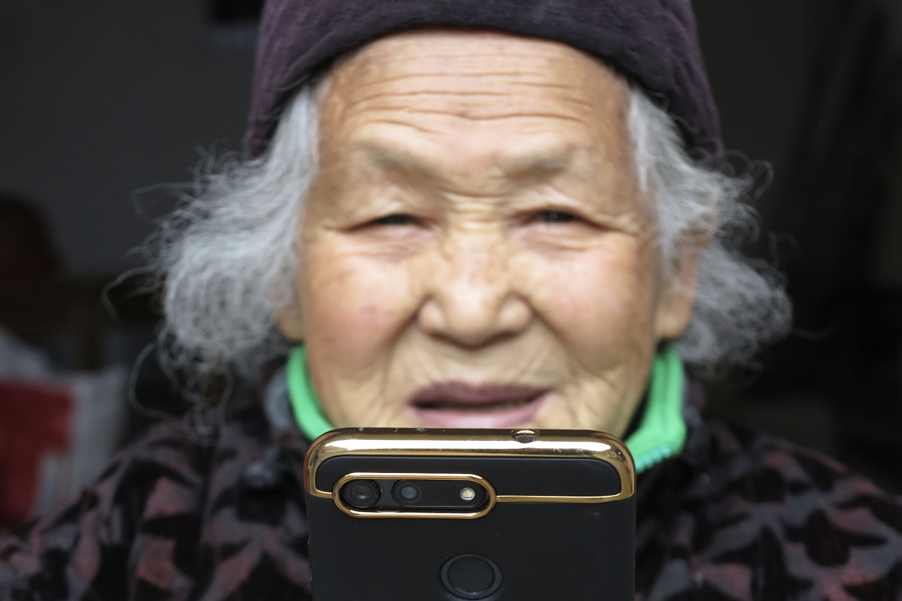 Συνταξιούχοι κολλημένοι με την οθόνη